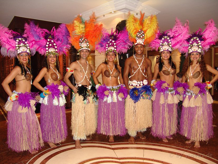 Unter dem Nikolaus Kostüm befinden sich evtl. die Tänzerinnen in „Hawaiianischen -  Kostümen“. Mit anschliessender Hawaii Südsee Show